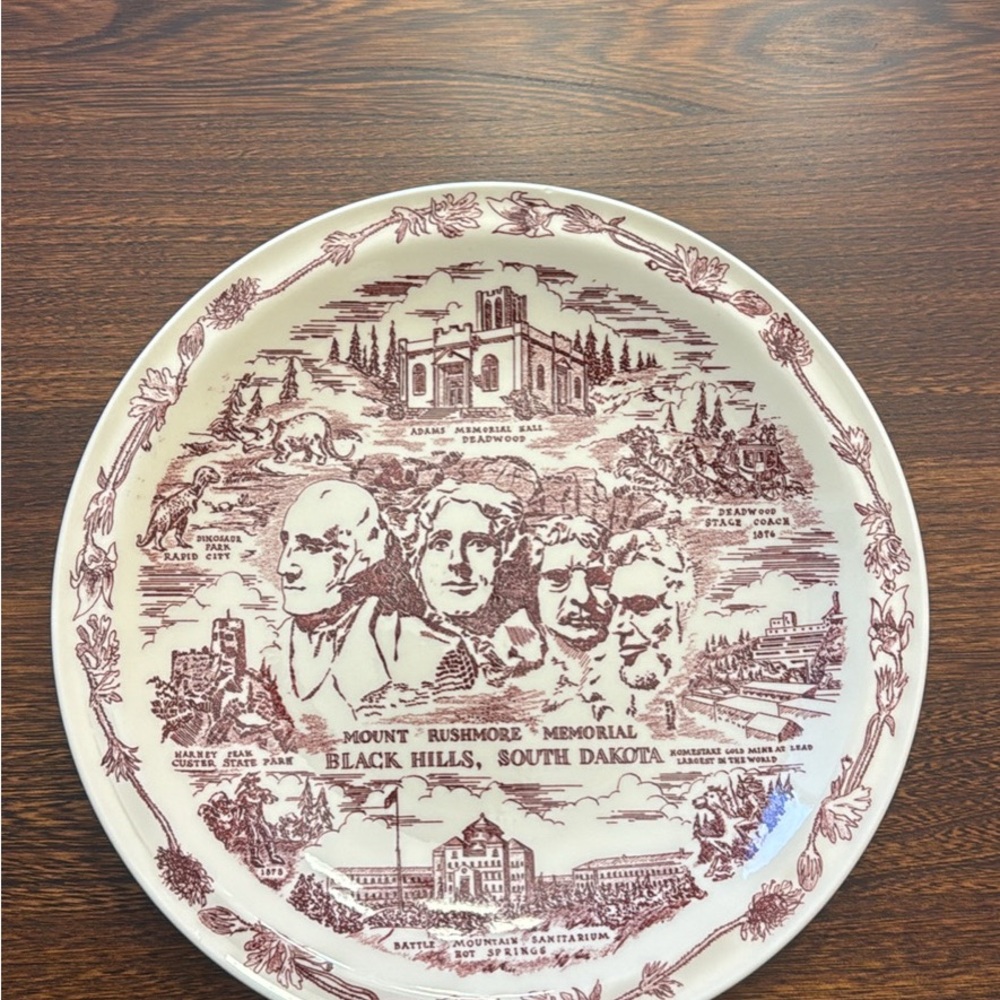 Dinner plate made by Vernon Kilns. Commemorative plate Mount Rushmore